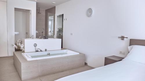 Suite Infinity Mar de 3 dormitorios con piscina privada, bañera de hidromasaje y vistas al mar del hotel Baobab Suites. Foto 2