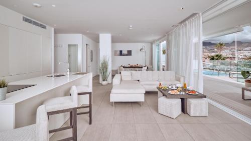 Suite Infinity Mar de 3 dormitorios con piscina privada, bañera de hidromasaje y vistas al mar del hotel Baobab Suites. Foto 3