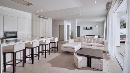 Suite Infinity Mar de 3 dormitorios con piscina privada, bañera de hidromasaje y vistas al mar del hotel Baobab Suites. Foto 4