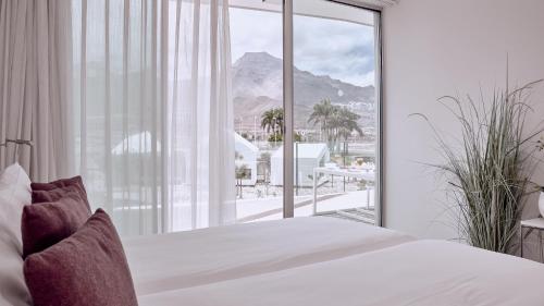 Suite Serenity Pico de 2 dormitorios con vistas a la montaña del hotel Baobab Suites. Foto 1