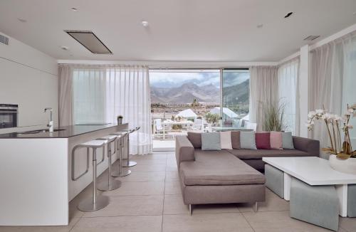Suite Serenity Pico de 2 dormitorios con vistas a la montaña del hotel Baobab Suites. Foto 3