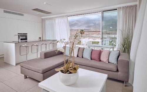 Suite Serenity Pico de 2 dormitorios con vistas a la montaña del hotel Baobab Suites. Foto 5