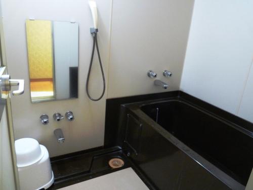 Habitación de estilo japonés con cama baja y baño - no fumadores del hotel Hakone Pax Yoshino. Foto 2