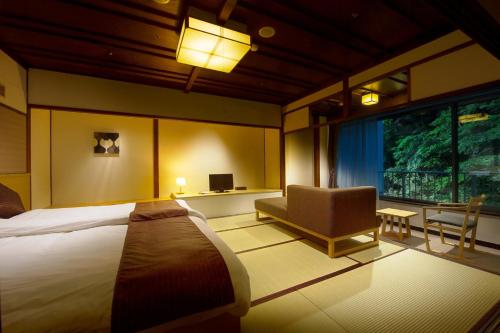 Habitación de estilo japonés con cama baja y baño - no fumadores del hotel Hakone Pax Yoshino. Foto 4