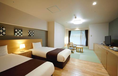 Habitación Doble Deluxe con zona de tatami y baño semiexterior - vistas al río - 2 camas del hotel Hakone Pax Yoshino. Foto 2