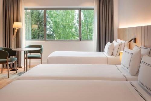 Habitación Triple del hotel Melia Barajas. Foto 10