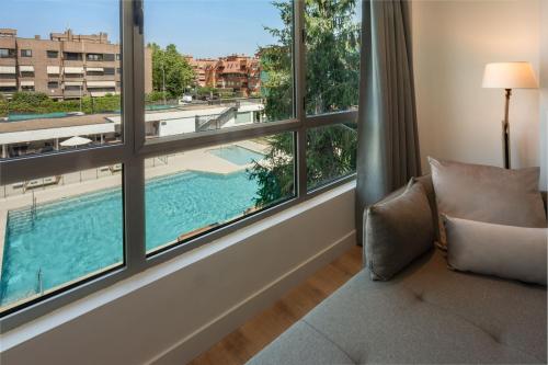 Habitación Doble Superior con vistas a la piscina del hotel Melia Barajas. Foto 3