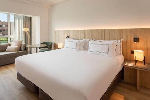 Habitación Doble Superior con vistas a la piscina del hotel Melia Barajas. Foto 4