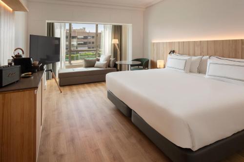 Habitación Premium The Level con vistas a la piscina del hotel Melia Barajas