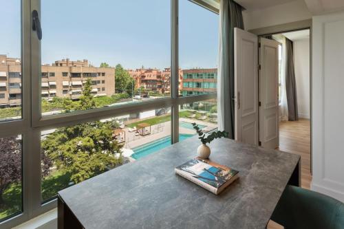 Suite Grand The Level con vistas a la piscina del hotel Melia Barajas. Foto 4
