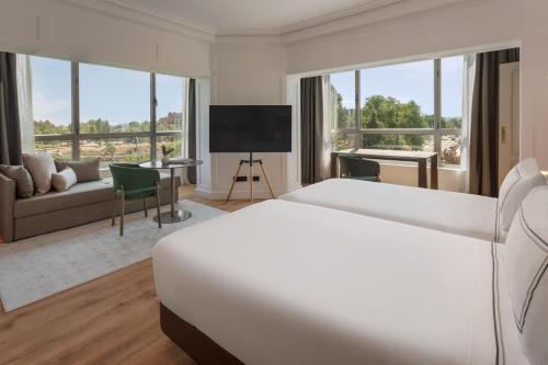 Suite Grand The Level con vistas a la piscina del hotel Melia Barajas. Foto 5