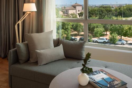 Suite Grand The Level con vistas a la piscina del hotel Melia Barajas. Foto 6