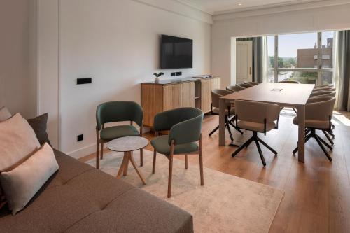 Suite Grand The Level con vistas a la piscina del hotel Melia Barajas. Foto 7