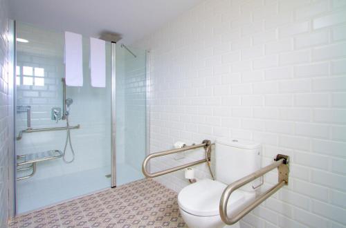 Habitación Doble adaptada para personas con movilidad reducida del hotel Ereza Mar- Adults Only. Foto 1