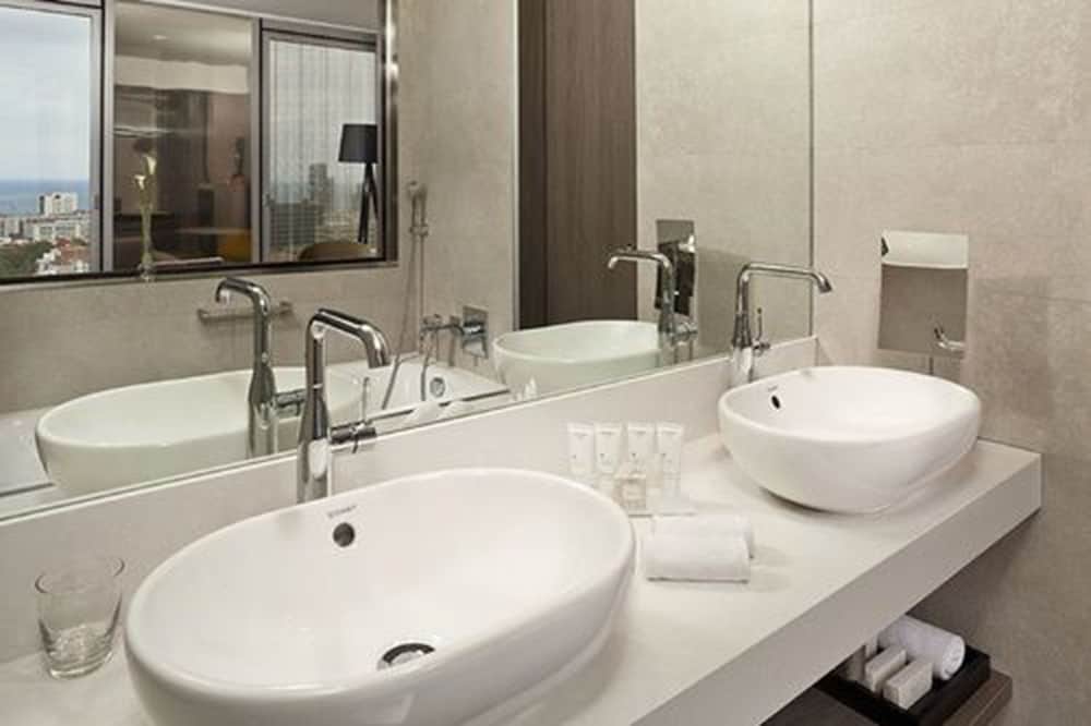Habitación Familiar The Level con Vistas al Mar del hotel The Level At Melia Barcelona Sky. Foto 3