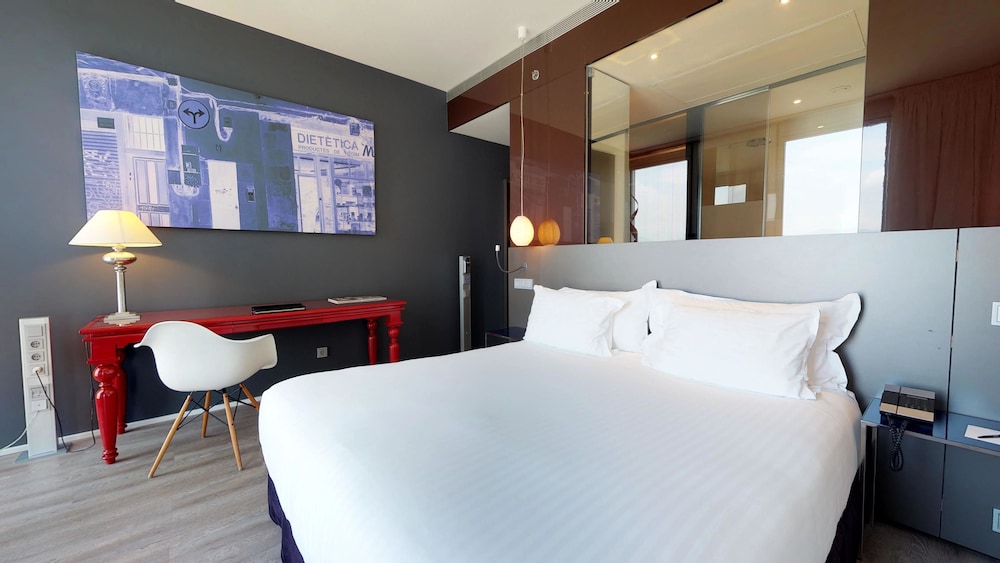 Habitación The Level con vistas a la ciudad del hotel The Level At Melia Barcelona Sky. Foto 1