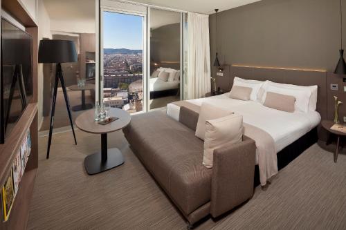 Suite Familiar The Level con Vistas a la Ciudad del hotel The Level At Melia Barcelona Sky. Foto 2