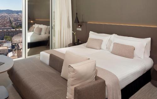 Suite Familiar The Level con Vistas a la Ciudad del hotel The Level At Melia Barcelona Sky. Foto 3