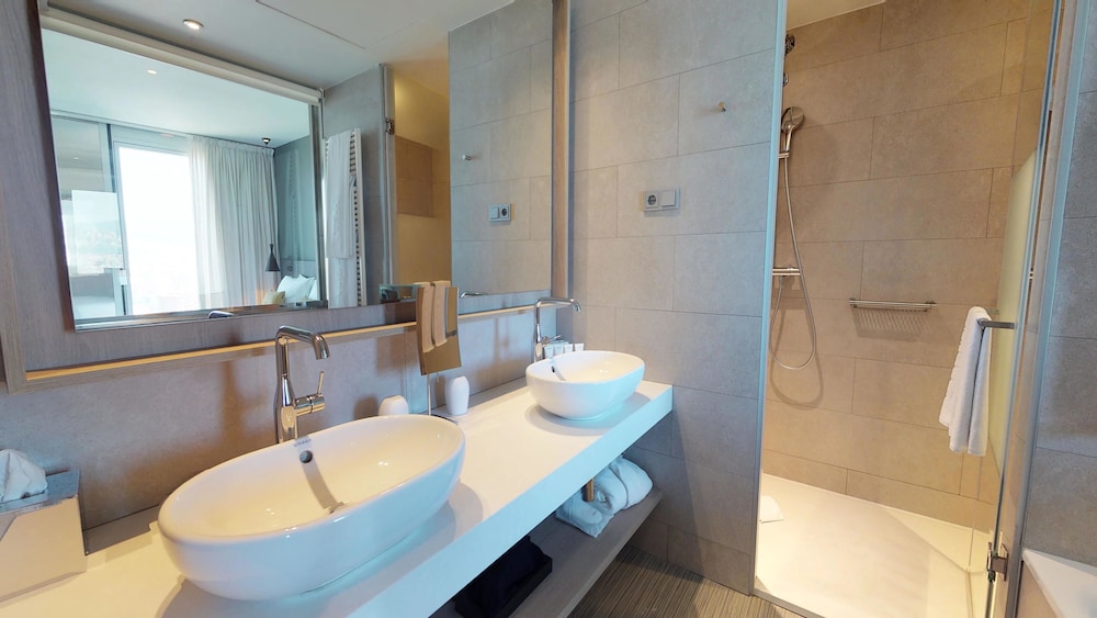 Habitación Grand Premium The Level con Vistas a la Ciudad del hotel The Level At Melia Barcelona Sky. Foto 3