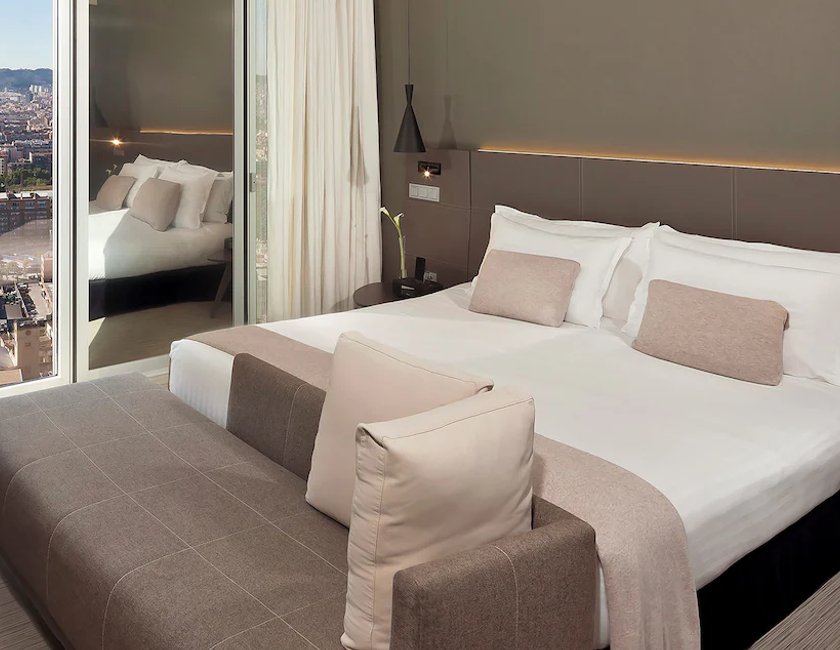 Suite Familiar The Level con Vistas a la Ciudad del hotel The Level At Melia Barcelona Sky. Foto 2
