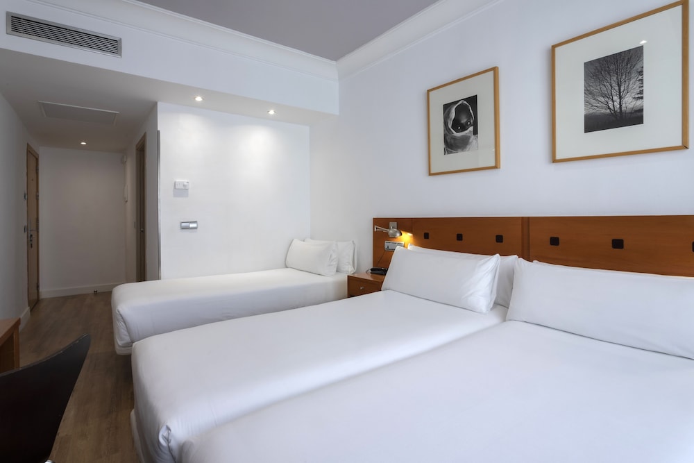 Habitación Triple del hotel Petit Palace Cliper