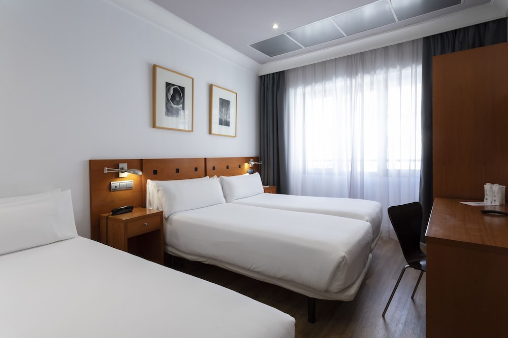 Habitación Triple del hotel Petit Palace Cliper. Foto 1