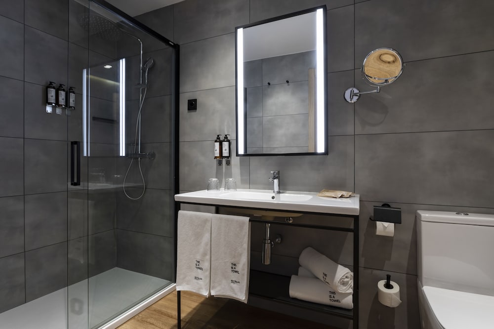 Habitación Triple del hotel Petit Palace Cliper. Foto 4