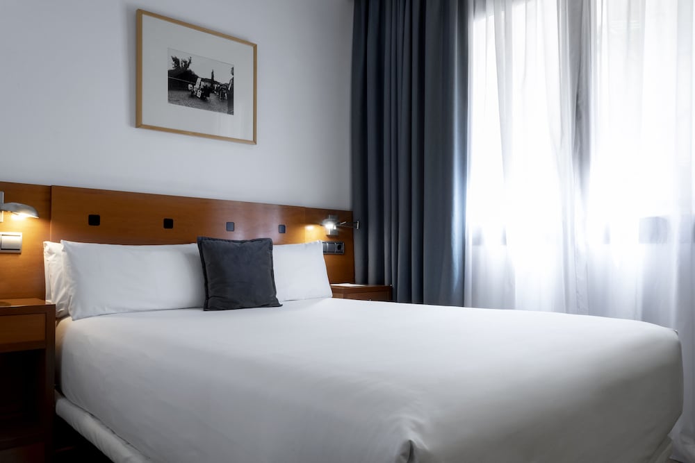 Habitación económica doble del hotel Petit Palace Cliper