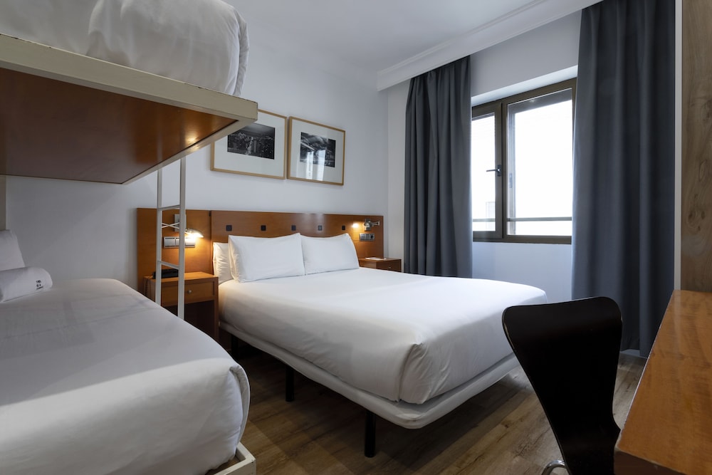 Habitación Cuádruple del hotel Petit Palace Cliper. Foto 1
