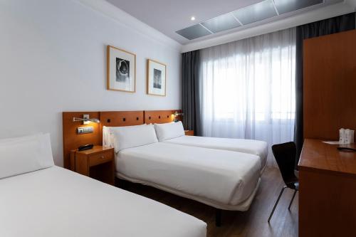 Habitación Triple del hotel Petit Palace Cliper. Foto 4