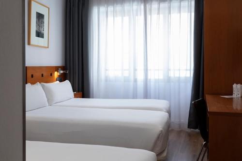 Habitación Triple del hotel Petit Palace Cliper. Foto 5