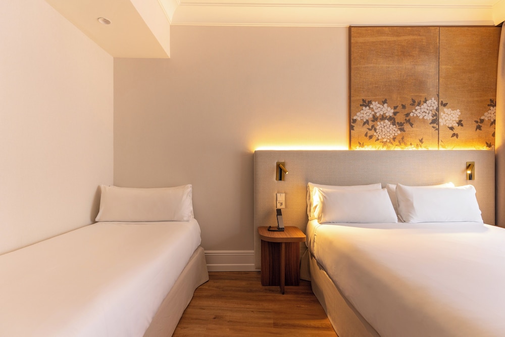 Habitación Triple del hotel Petit Palace Cliper