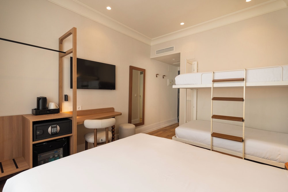 Habitación Cuádruple del hotel Petit Palace Cliper. Foto 4