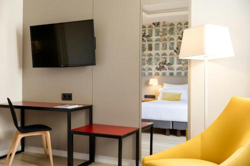 Habitación Estándar - Cama extragrande del hotel One Madrid-Plaza de España. Foto 1