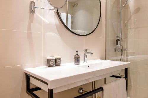Habitación Superior con cama extragrande del hotel One Madrid-Plaza de España. Foto 4