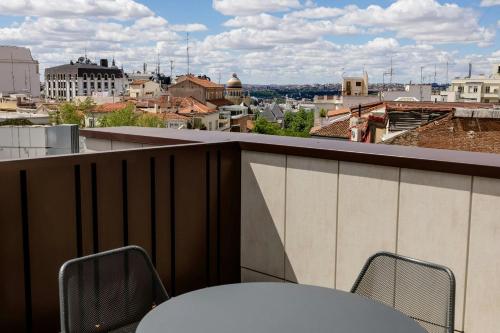 Habitación Doble con terraza del hotel One Madrid-Plaza de España. Foto 1