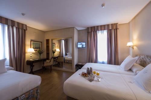 Habitación triple del hotel Principe Pio. Foto 1