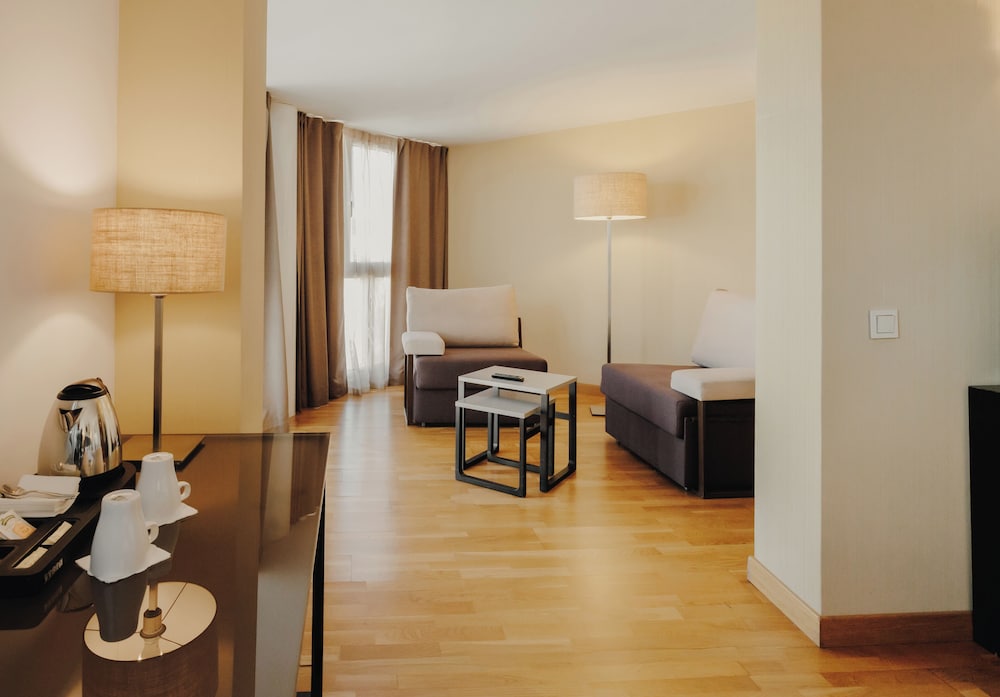 Habitación familiar del hotel Rafaelhoteles Atocha. Foto 1