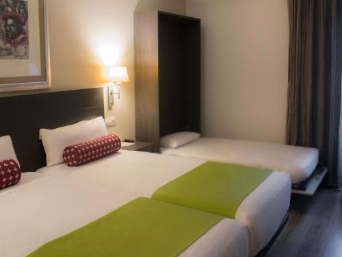 Habitación Estándar con cama supletoria del hotel Mercure Madrid Centro. Foto 6