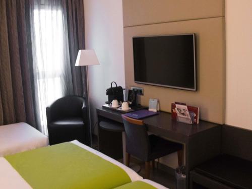 Habitación Estándar con cama supletoria del hotel Mercure Madrid Centro. Foto 7