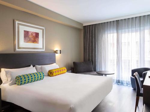 Habitación Estándar con cama supletoria del hotel Mercure Madrid Centro. Foto 10