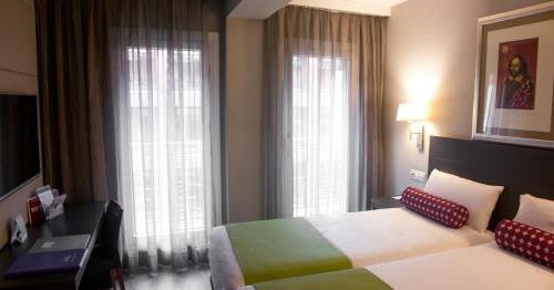 Habitación Doble Estándar - 2 camas del hotel Mercure Madrid Centro. Foto 3