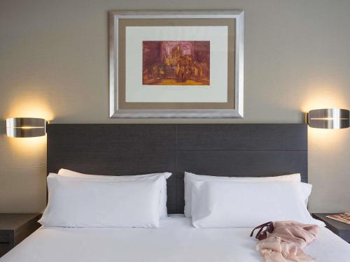 Habitación con cama grande del hotel Mercure Madrid Centro. Foto 1