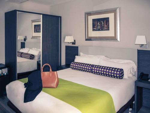 Habitación con cama grande del hotel Mercure Madrid Centro. Foto 3