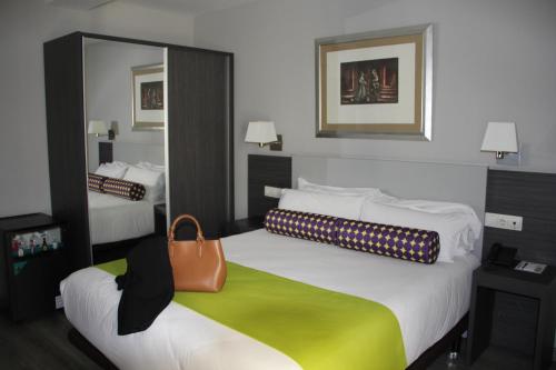 Habitación con cama grande del hotel Mercure Madrid Centro. Foto 5