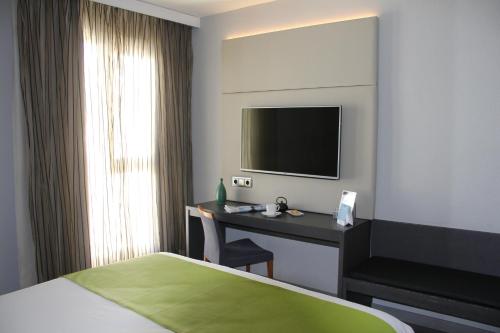 Habitación con cama grande del hotel Mercure Madrid Centro. Foto 6