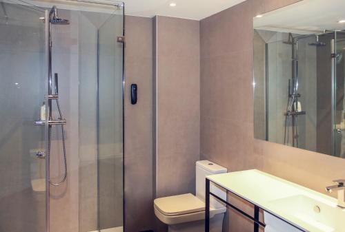 Habitación con cama grande del hotel Mercure Madrid Centro. Foto 9