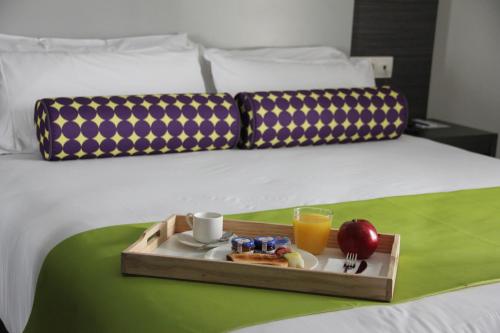 Habitación con cama grande del hotel Mercure Madrid Centro. Foto 10