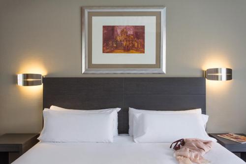 Habitación con cama grande del hotel Mercure Madrid Centro. Foto 11