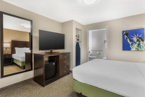 Habitación con cama grande y ducha a ras de suelo - adaptada para personas de movilidad reducida - No fumadores del hotel Best Western Fort Lee. Foto 2